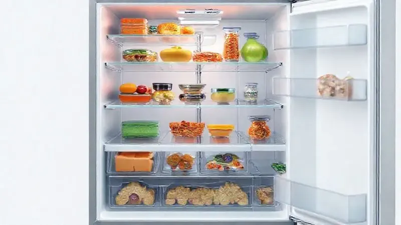 Ilustração conceitual do interior de uma geladeira com alimentos organizados, representando a capacidade e otimização do armazenamento.