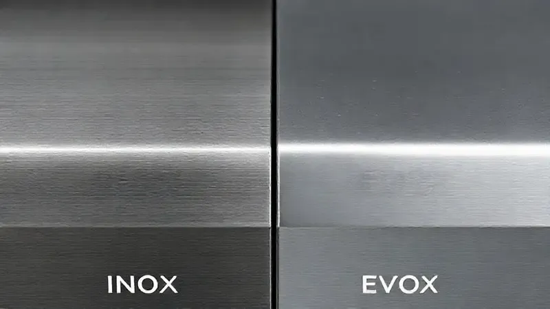 Renderização conceitual de um corte transversal comparando as texturas e camadas do material Inox e Evox.