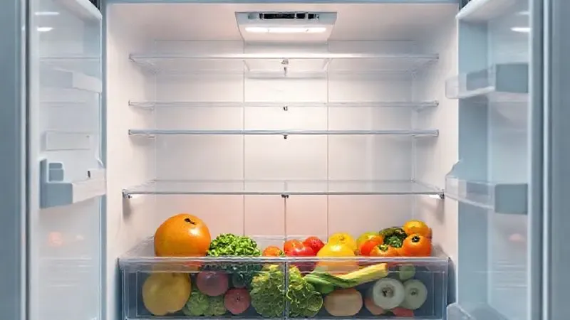 Ilustração 3D realista do interior de uma geladeira com prateleiras de vidro e gaveta de legumes organizadas e iluminadas.